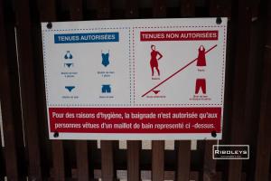 a sign on a fence that reads tennisamines and tennis now ambassadors at Superbe T3 climatisé avec WIFI à 400m de la plage in Vias