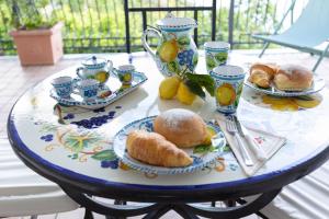 un tavolo con piatti di cibo sopra di Casa Giosuè - Your home on the Amalfi Coast a Conca dei Marini
