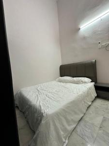 Postel nebo postele na pokoji v ubytování Homestay Kakak Adek 2