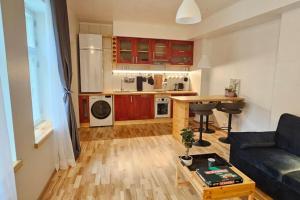 Una sala de estar con un sofá azul y una cocina. en Korter puhkuseks Pärnus, en Pärnu