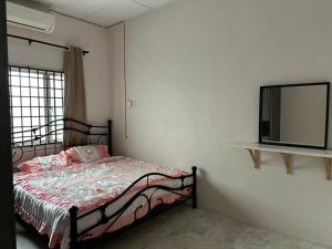 Postel nebo postele na pokoji v ubytování Homestay Kakak Adek 2