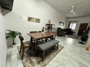 TV a/nebo společenská místnost v ubytování Homestay Kakak Adek 2 + 3 fotografie