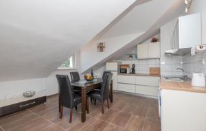プチシャにあるCozy Apartment In Pucisca With Wifiのテーブルと椅子のあるキッチンとダイニングルーム