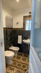 A bathroom at DonnaFrancaFlorio