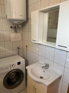 łazienka z pralką i umywalką w obiekcie Apartments Villa Engeli w mieście Vir