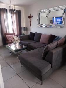 マサトランにあるRenta Vacacional Zoeのソファとガラスのテーブルのあるリビングルーム