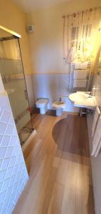 a bathroom with two toilets and two sinks and a shower at Agriturismo Costa di Campo in Vernazza