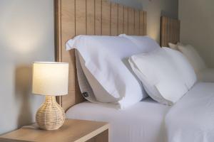 Postel nebo postele na pokoji v ubytování Rondo's Hotel