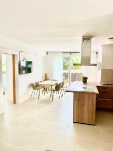 a kitchen and dining room with a table and chairs at Eco del Mar in Cala d´Or