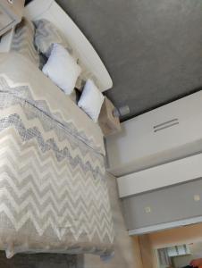 una camera da letto con un letto in una stanza di Apartman Lenka a Sremska Mitrovica Altre 31 foto
