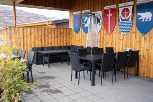 un patio con tavolo, sedie e tavole da surf di Hótel Flókalundur a Brjánslækur