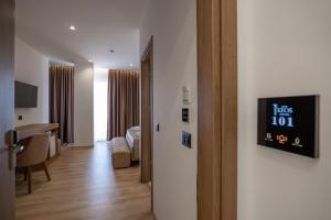 TV a/nebo společenská místnost v ubytování Keos Hotel