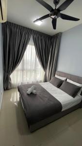 Schlafzimmer mit einem großen Bett und einem Deckenventilator in der Unterkunft Ayuman Suites, Gombak with KL City View in Kuala Lumpur