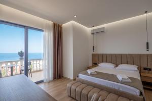 Postel nebo postele na pokoji v ubytování Keos Hotel