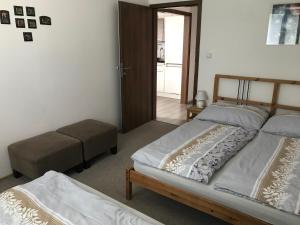 Postel nebo postele na pokoji v ubytování Příjemný apartmán Křoví v rodinném domku se sdíleným bazénem, terasou a zahradou + 37 fotografií