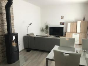 Imagen de la galería de Příjemný apartmán Křoví v rodinném domku se sdíleným bazénem, terasou a zahradou, en Křoví