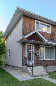 Casa con porche delantero con 2 bancos en Classy single family house, walk to St Boniface en Winnipeg