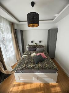 Postel nebo postele na pokoji v ubytování Boutique Hotel Pension Luisengrün Küche 1Gbs WLAN Netflix Disney MagentaTV