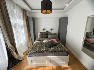 Postel nebo postele na pokoji v ubytování Boutique Hotel Pension Luisengrün Küche 1Gbs WLAN Netflix Disney MagentaTV