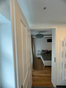 Postel nebo postele na pokoji v ubytování Boutique Hotel Pension Luisengrün Küche 1Gbs WLAN Netflix Disney MagentaTV