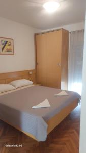 Postel nebo postele na pokoji v ubytování Apartmani Lana Rab