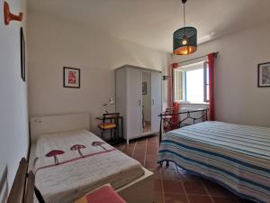 sypialnia z dwoma łóżkami i oknem w obiekcie Bouganville Home w mieście Vietri sul Mare