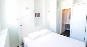里昂的住宿－麗城公寓，白色卧室配有床和镜子