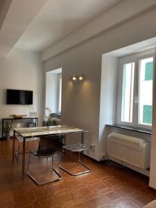 a room with a table and chairs and a window at Casa Mia Bogliasco Mare & Centro in Bogliasco