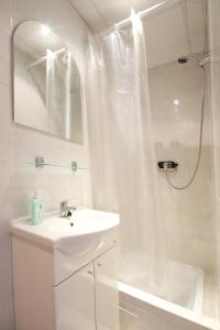 Koupelna v ubytování Apartmány HABURA + 34 fotografií
