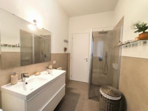 巴韦诺Casa Dina的带水槽和淋浴的白色浴室 更多8张照片