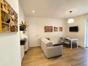 巴韦诺Casa Dina的客厅里有一张沙发和一张桌子。