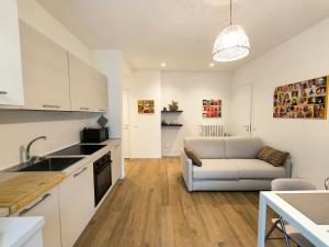 巴韦诺Casa Dina的厨房和带沙发的客厅