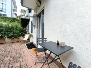 巴韦诺Casa Dina的天井上摆放着黑色的桌椅