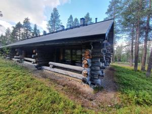 a log cabin in the middle of a field at KeloValkea Äkäslompolo in Äkäslompolo
