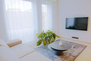 タリンにあるKorter Tallinnasのリビングルーム(テーブル、植物付)