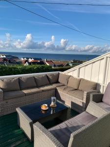 法尔松Ocean panorama的天井配有沙发、椅子和桌子