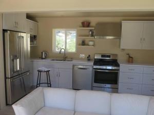 a living room with a white couch in a kitchen at Loyah Cabin in Ahwahnee