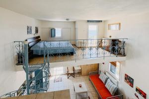 Zimmer mit einer Treppe und einem Bett in der Unterkunft Refresh & Relax Residencies in Finikas