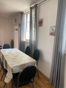 萨尔斯塔特Apartment mit eine große Terasse Nähe Hannover-Messe的一间有桌子、椅子和窗户的房间