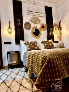 um quarto com uma cama e um espelho na parede em Riad Sahara Stars Dades em Boumalne Dadès