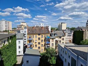 Fotografie z fotogalerie ubytování Ruhiges Apartment mit Küche und Balkon, Marktplatz v destinaci Offenbach