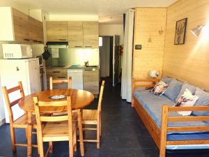 a room with a table and a kitchen with a bed at Studio 27m2 in Ancelle +10 photos