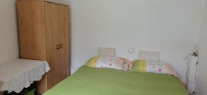 two beds in a room with a green bed at Rita's FeWo in Grossschönau
