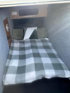 Postel nebo postele na pokoji v ubytování Jerry The camper for hire self tow to your destination in Lake District Cumbria