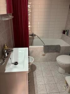 łazienka z umywalką, wanną i toaletą w obiekcie Apartment Jasna B w mieście Omišalj +37 zdjęć