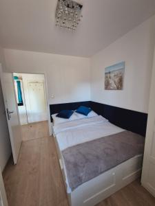 Posteľ alebo postele v izbe v ubytovaní Apartament Turkusowy Kołobrzeg Podczele + 10 fotografií