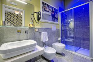 ein Bad mit einem Waschbecken, einem WC und einer Dusche in der Unterkunft Pellicano Guest House in Reggio di Calabria