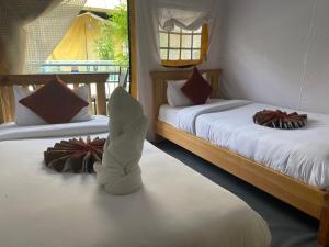 Una cama o camas en una habitación de Kalash Parkaze And Tent Inn