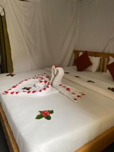 Una cama o camas en una habitación de Kalash Parkaze And Tent Inn