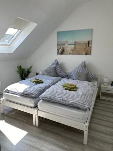 a bedroom with two twin beds with towels on them at Ferienwohnung Knobloch Louis in Oberhausen